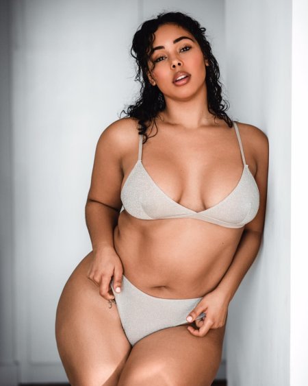 Модель Кельвин Кляйн плюс сайз