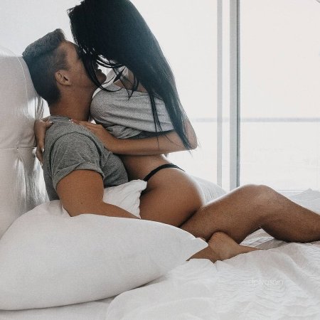 Девушка сидетб на парне