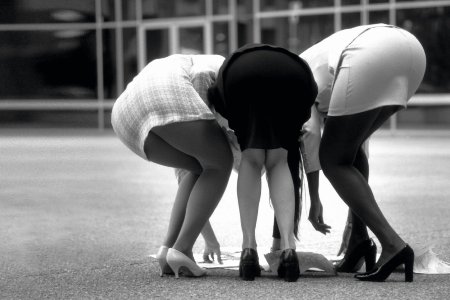 Женщина наклонилась