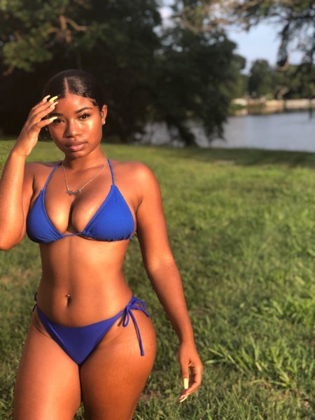 Чернокожая девушка в купальнике