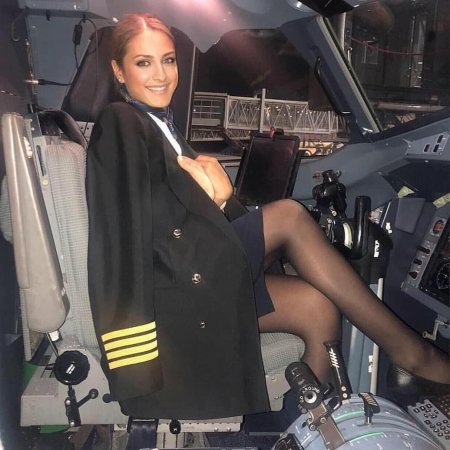 Стюардесса в кабине пилота