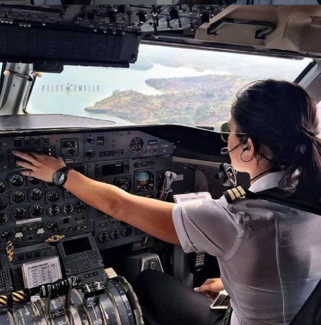 Девушка за штурвалом самолета