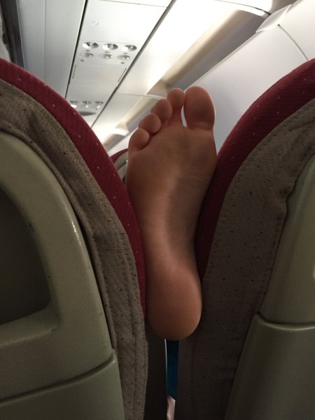 Женские ноги в поезде