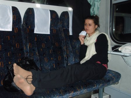 Ноги девочек в поезде