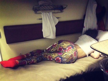 Красивые девушки в поезде