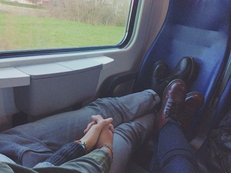 Парень и девушка в поезде