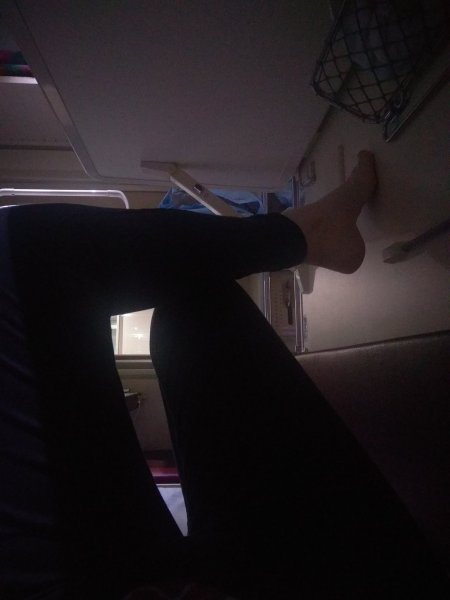 Электричка и девушка ночь