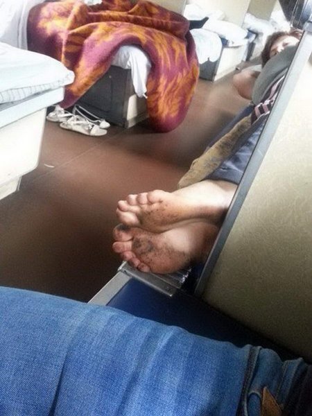 Ноги в поезде