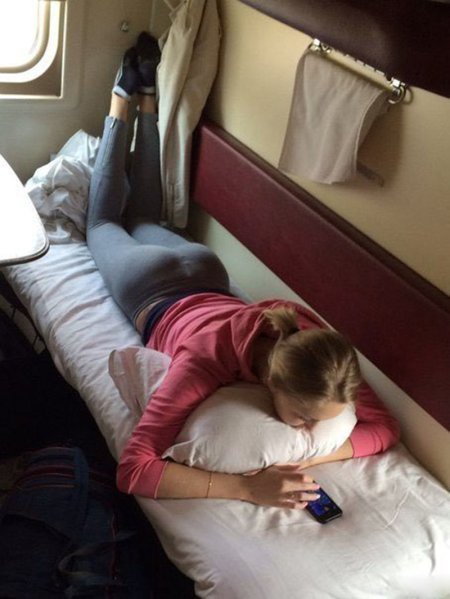 Девушка в вагоне поезда