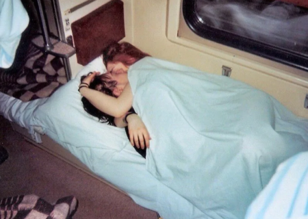 Спящая Левушка в поезде
