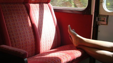 Ступни девушек в поезде