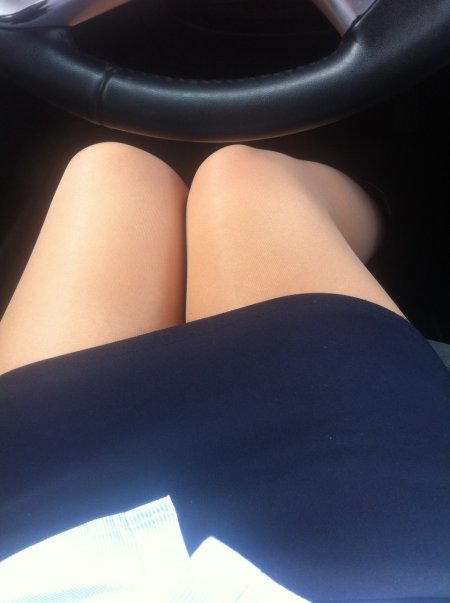 Женские ножки в авто