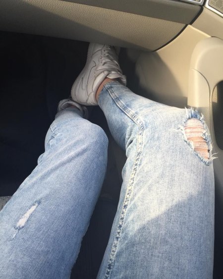 Женские ноги в машине