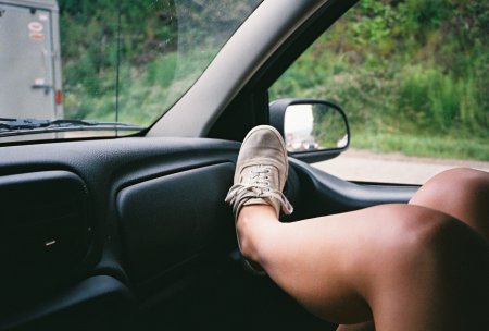 Девушки ноги в автомобилях