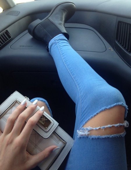 Женские ноги в салоне авто