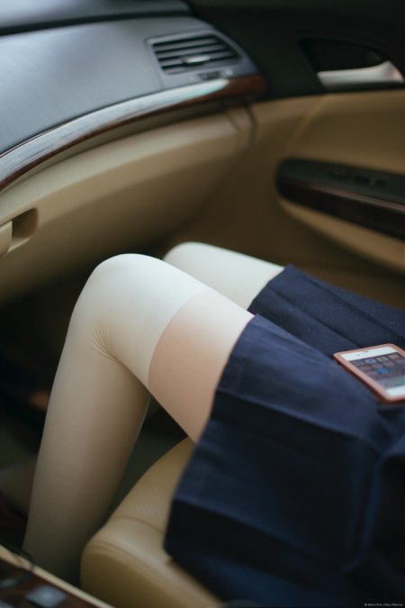 Женские ножки на торпеде автомобиля