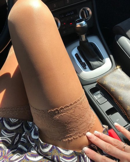 Женские ноги в автомобиле