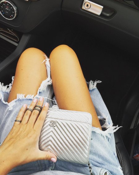 Женские ножки в авто