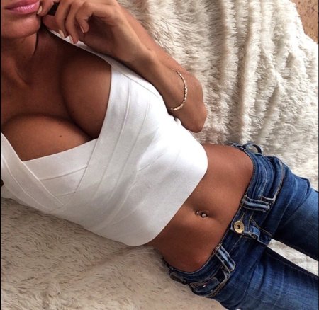 Девушка в топике селфи