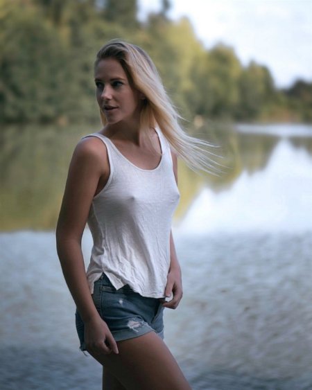 Девушка в майке без лифчика