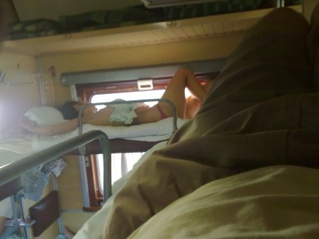 Девушка в вагоне поезда