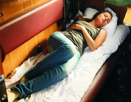 Спит в поезде