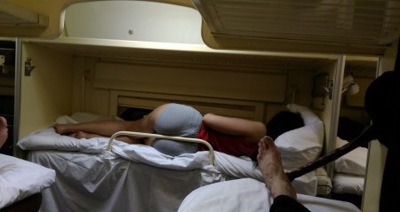 Девушки в поезде плацкарт