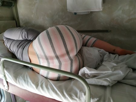 Девушка спит в плацкарте