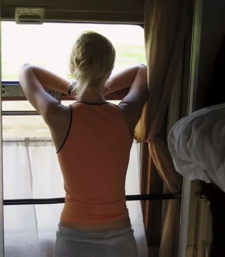 Красивые попутчицы в поезде