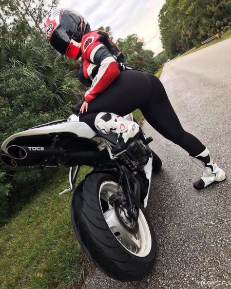 Девушка на мотоцикле