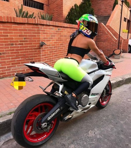 Девушка на мотоцикле сзади