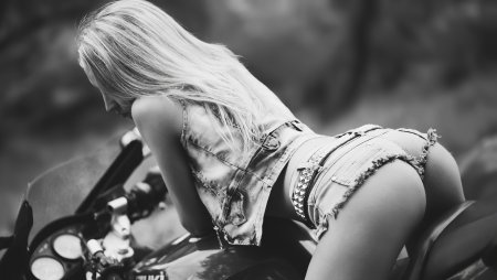 Девушка на мотоцикле сзади