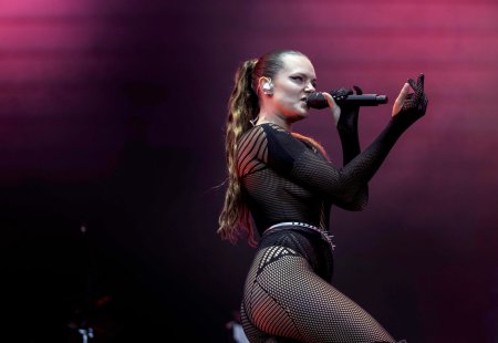 Туве Лу челка