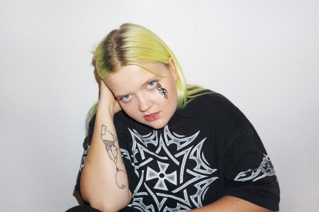 Алма певица