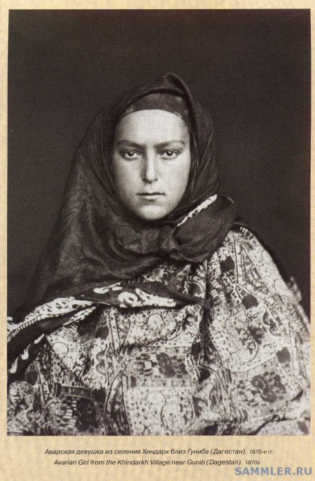 Женщина в черном платке