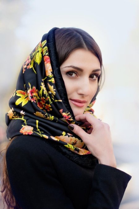 Девушка в платке