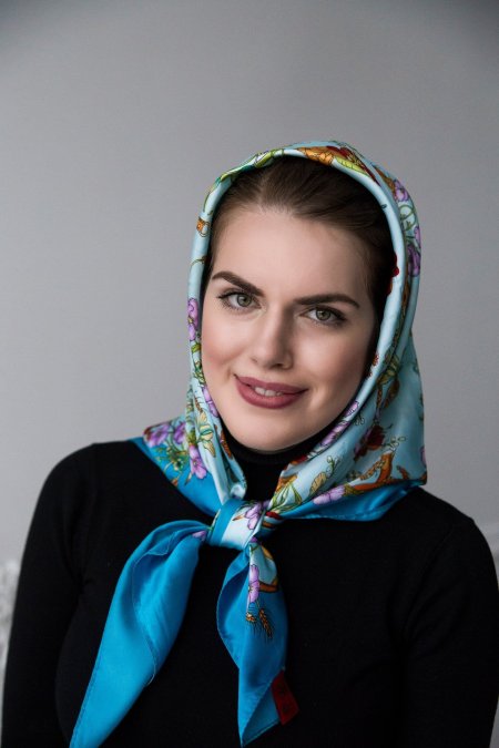 Женщина в платке