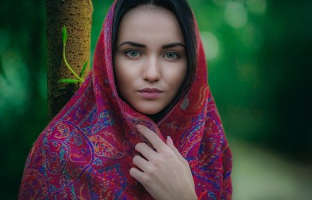 Девушка в платке