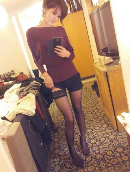 Селфи в платье и чулках