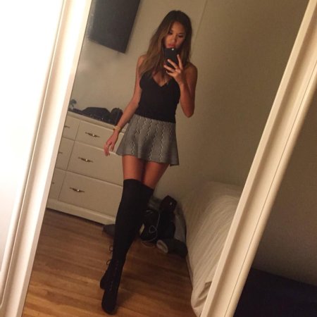 Селфи в коротком платье