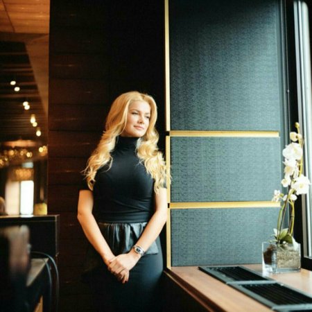 Девушка администратор кафе