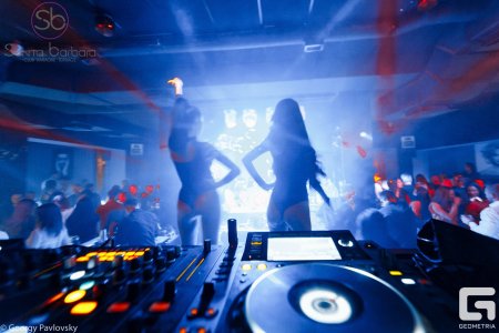 Официантка в ночном клубе