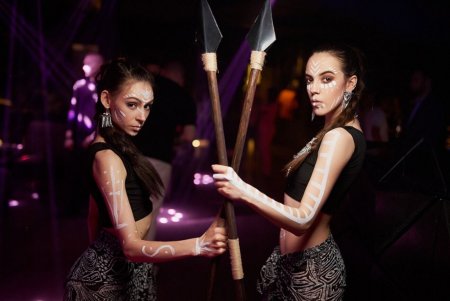 Девушки хостес