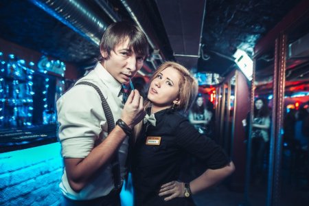 Официант в ночном клубе