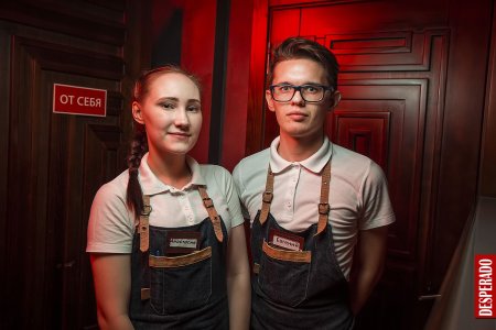 Официантка в клубе