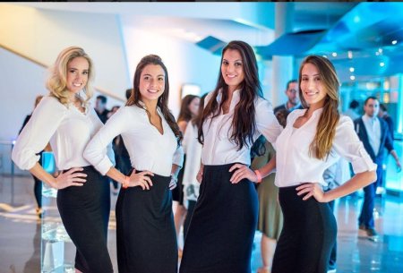 Девушки хостес
