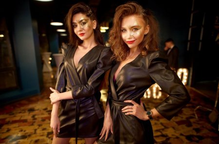 Красивая девушка хостес