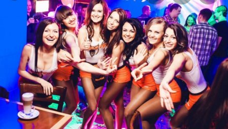 Официантка в клубе