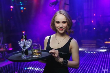 Официантка в ночном клубе