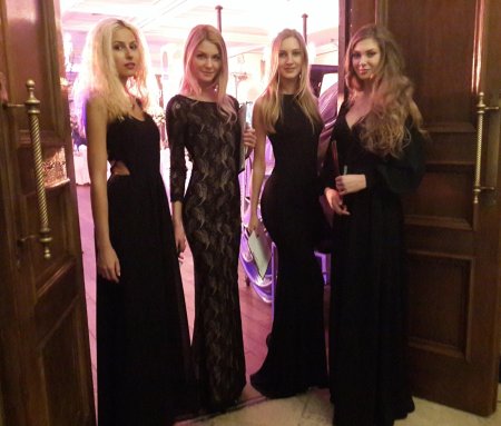 Хостес в вечерних платьях